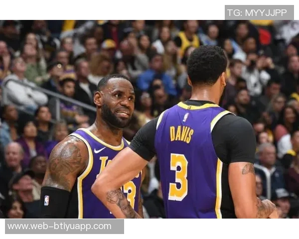 詹姆斯回忆与戴维斯的冠军之路感慨对独行侠的情感对决