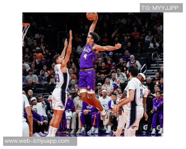 布克创历史新高前八场场均30分5助攻命中率超五成三分命中率达四成